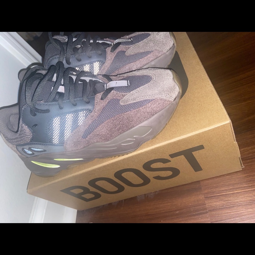 Yeezy Muave 700